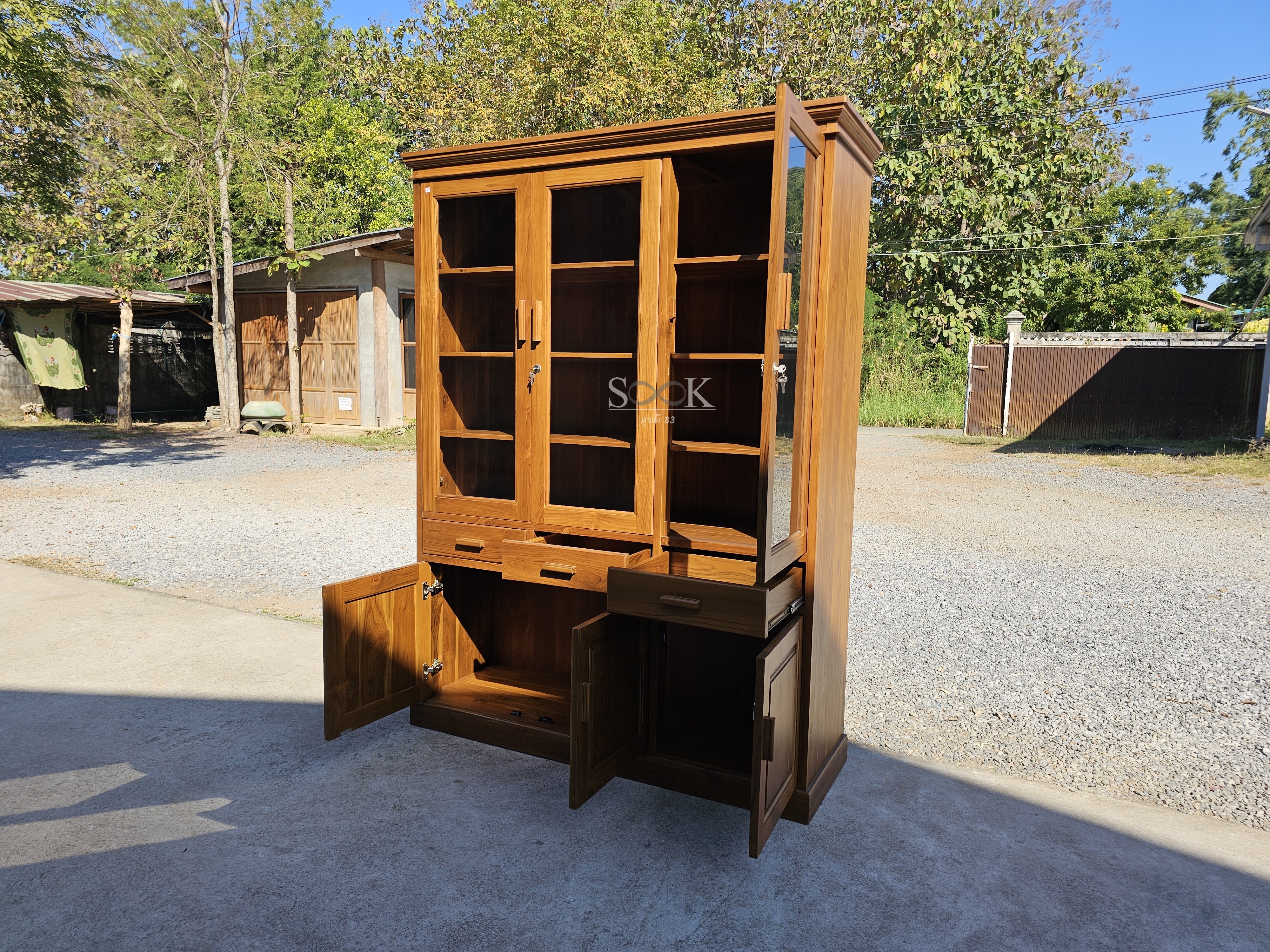 ตู้โชว์ 1.5 ม. บัวยื่น ขาทีบ