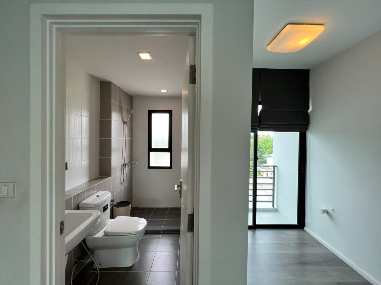 ขายโฮมออฟฟิศ สูง 3 ชั้นครึ่ง 2 คูหา หลังมุม ในโครงการ Cascade Bangna บนทำเล ถนน บางนา-ตราด กม.5 ขาเข้าถนนสุขุมวิท