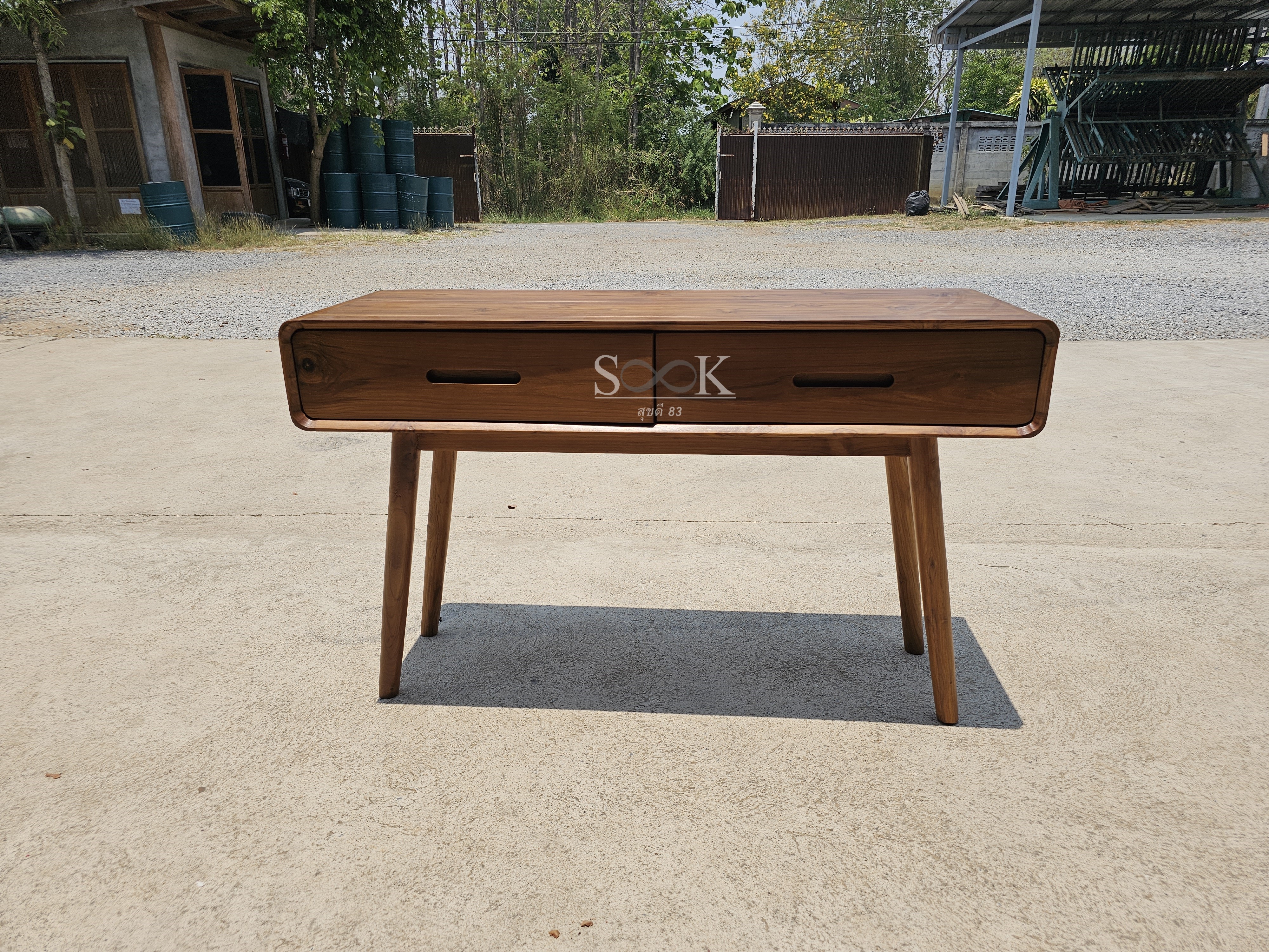 โต๊ะเขียนหนังสือแคปซูลมินิมอล