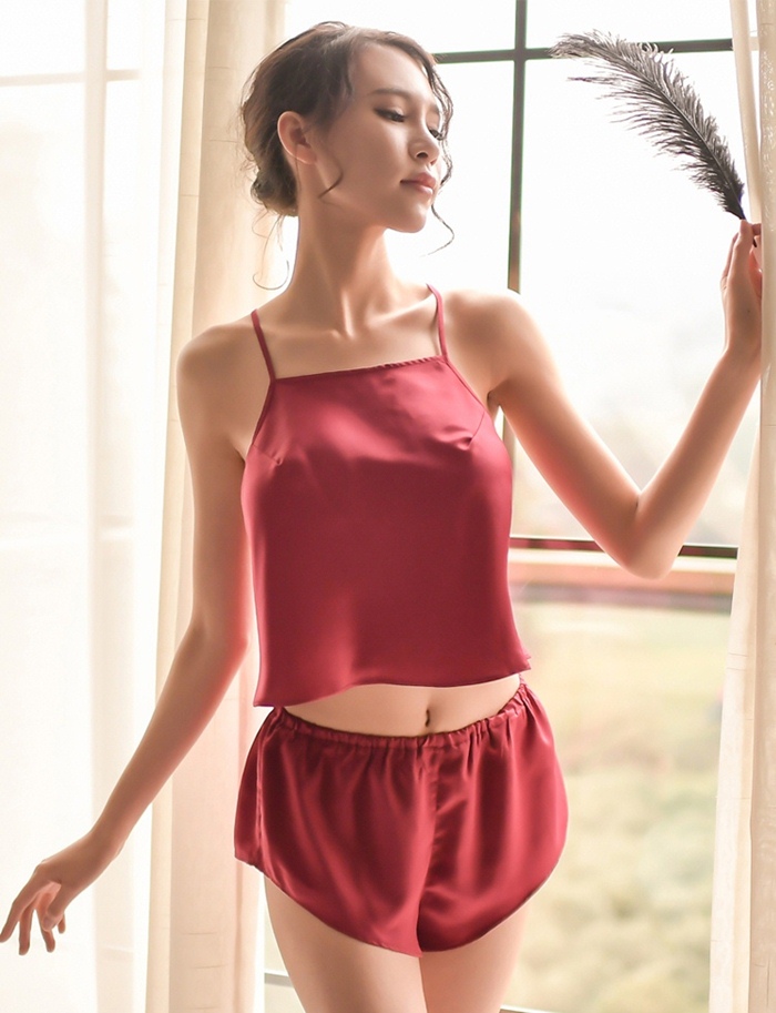 N345 ชุดนอนเซ็กซี่ ชุดนอนแบบกางเกงเป็นผ้าเนื้อมันใส่แบบหลวมๆสวมใส่สบายๆ ตัวชุดแยกเป็น2ชิ้น ชิ้นบนเป็นเสื้อสายเดี่ยวคล้องไหล่แล้วจับผูกหลัง ชิ้นล่างเป็นกางเกงขาสั้นตามรูปเลยค่ะ ***ในหุ่นขยายได้อีกพอสมควร