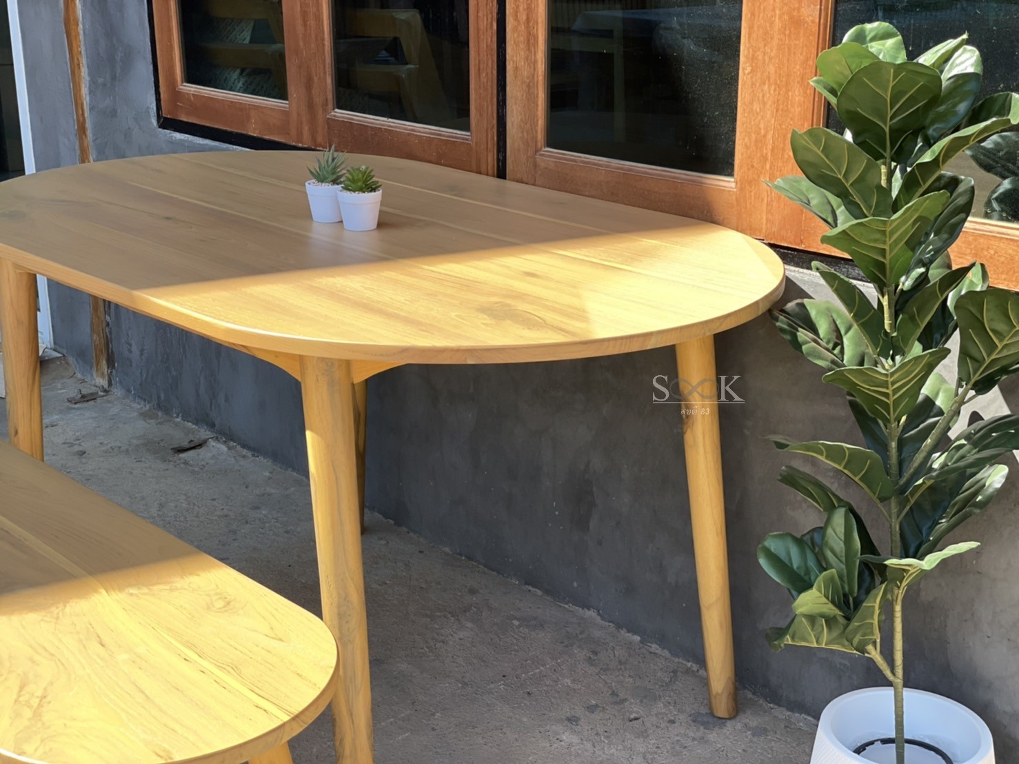 โต๊ะวงรีมินิมอล