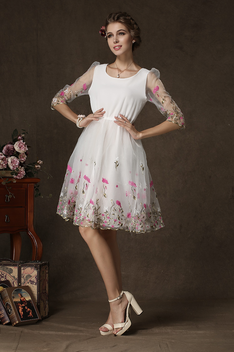 เดรสผ้าชีฟองเนื้อดีสีขาว กระโปรงเย็บซ้อนด้วยผ้าไหมแก้วสีขาวปักลายดอกไม้สีชมพู ems