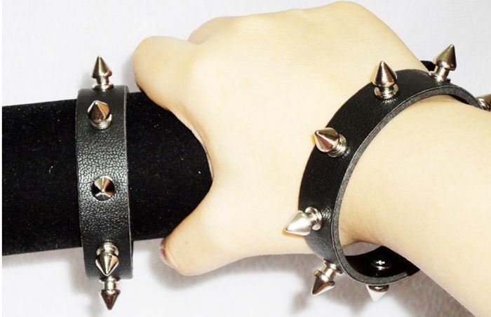 A041 สายรัดข้อมือหนังเซ็กซี่ สายรัดข้อมือหนังแต่งหมุดเหล็กสไตล์พังก์ ใช้เป็นอุปกรณ์ตกแต่งสไตล์SMได้ค่ะ ***ราคาต่อ 1 ชิ้น
