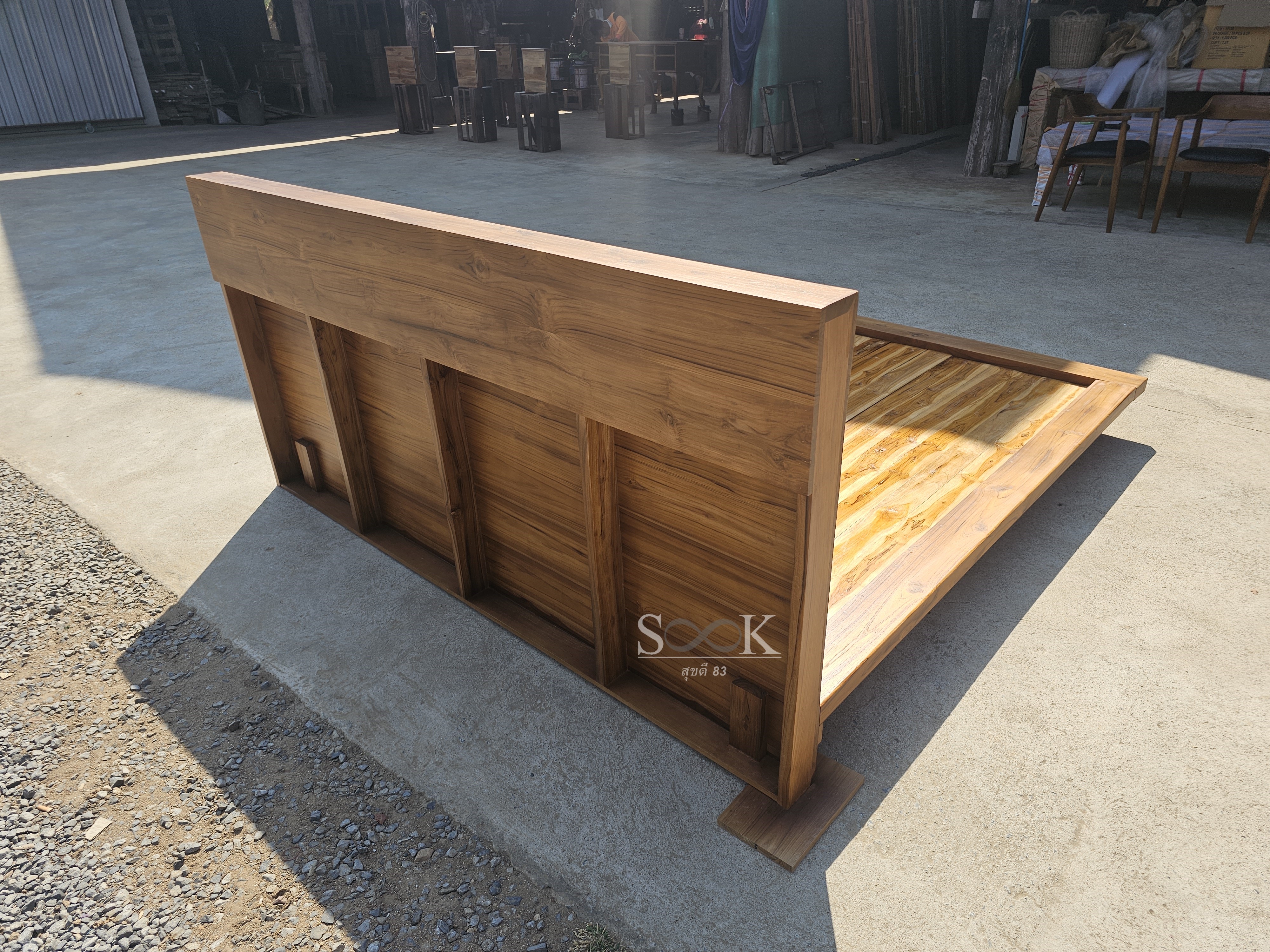 เตียงกล่องมีช่อง พื้นทึบ