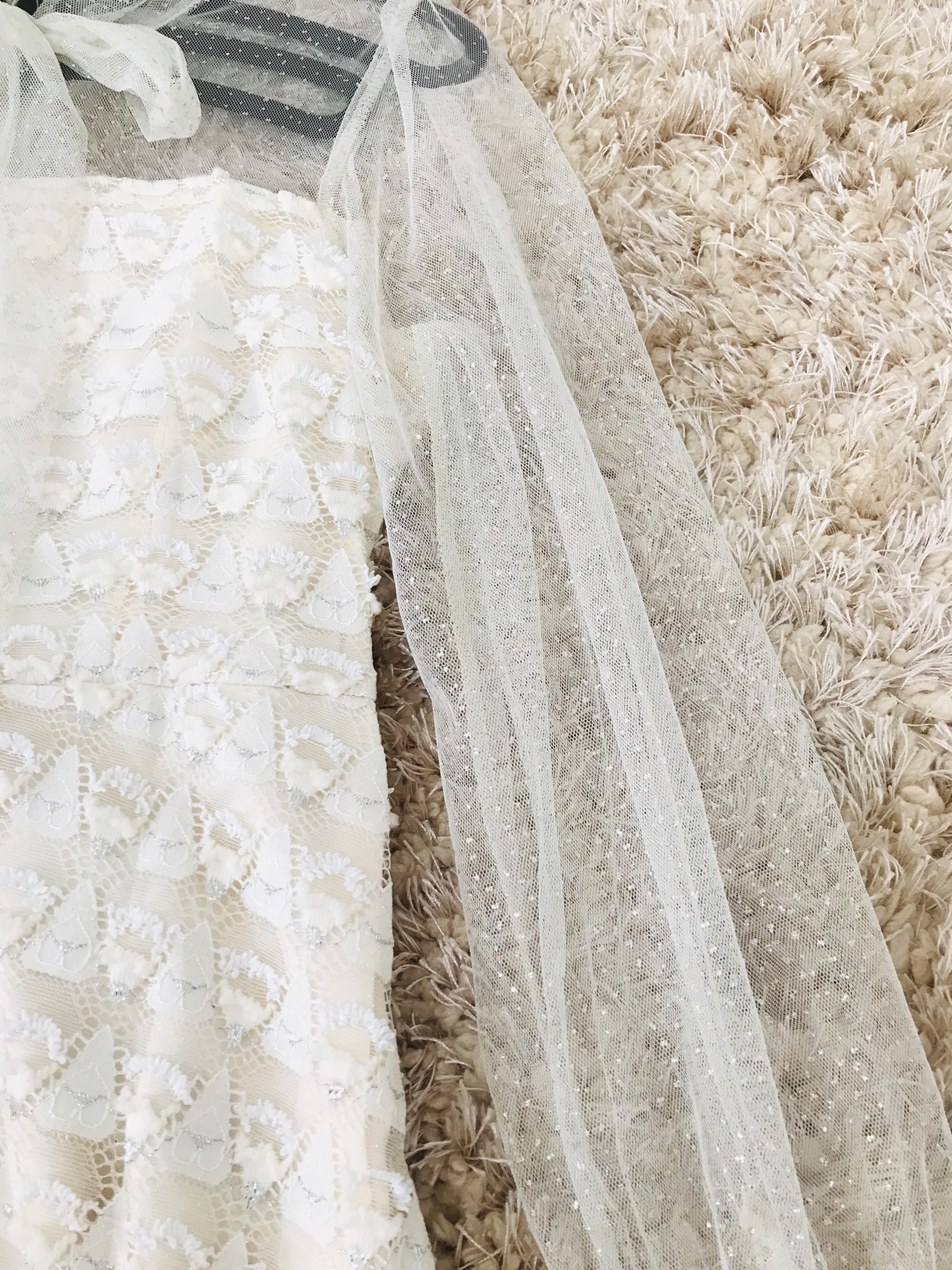 ชุดเดรสสีครีม เดรสออกงานสีครีม ผ้าลูกไม้เนื้อนิ่ม คอเสื้อผูกโบว์ ส่งฟรี ems