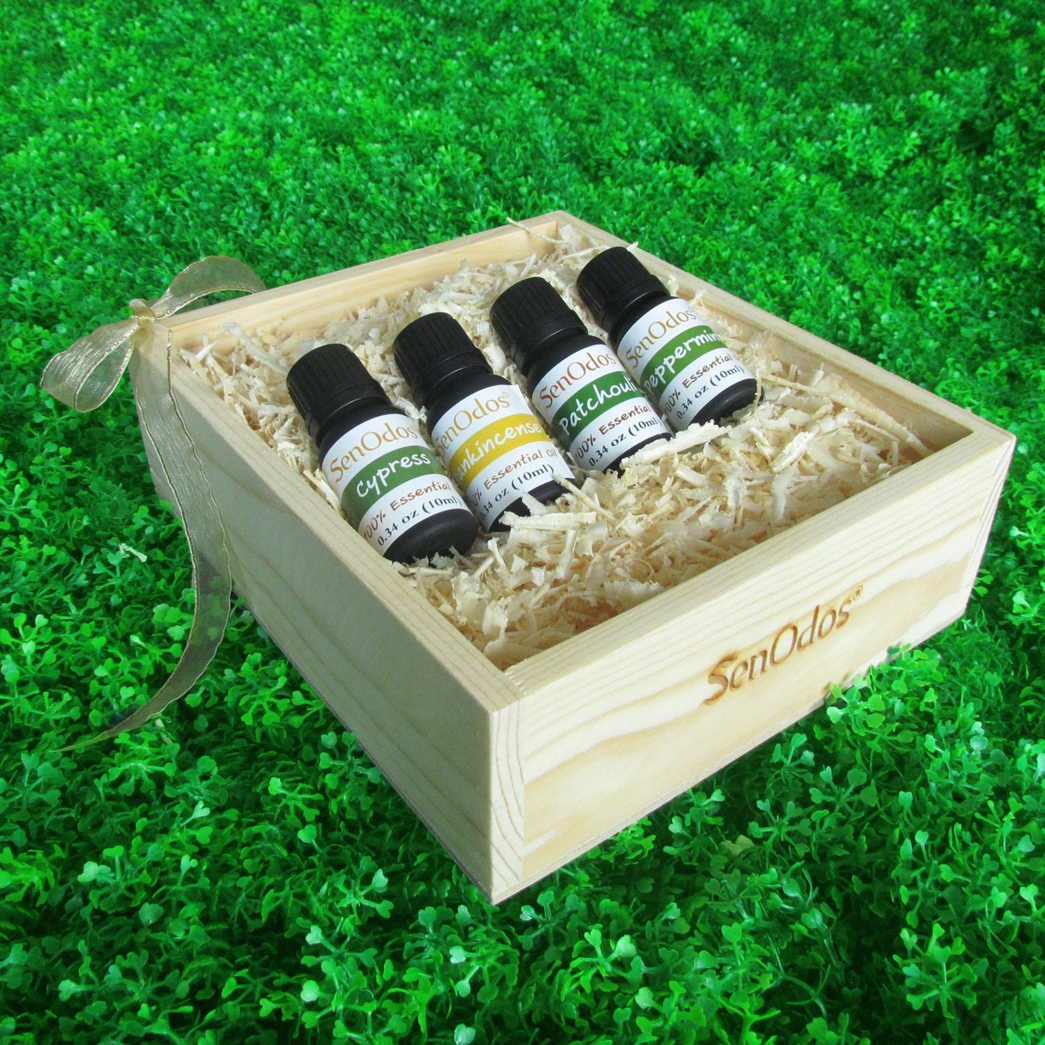 SenOdos ชุดของขวัญ ชุดกิ๊ฟเซ็ท น้ำมันหอมระเหย อโรม่า กลิ่นผู้ชาย1 Essential Oil For Men Set1 10ml x 4กลิ่น (กลิ่นแพทชูลี่, กลิ่นเปปเปอร์มินต์, กลิ่นไซเปรสซ์, กลิ่นกำยาน) บรรจุในกล่องไม้สน รูปทรงเหลี่ยม สวยงาม คุณภาพดี นำเข้าจากนิวซีแลนด์