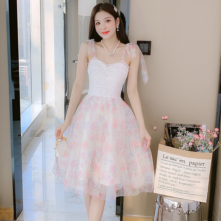 ชุดเดรสสายหวาน ตัวเสื้อเป็นผ้าถักสีขาว ยืดหยุ่นได้ดีมาก มีสายผูกที่ไหล่ ส่งฟรี