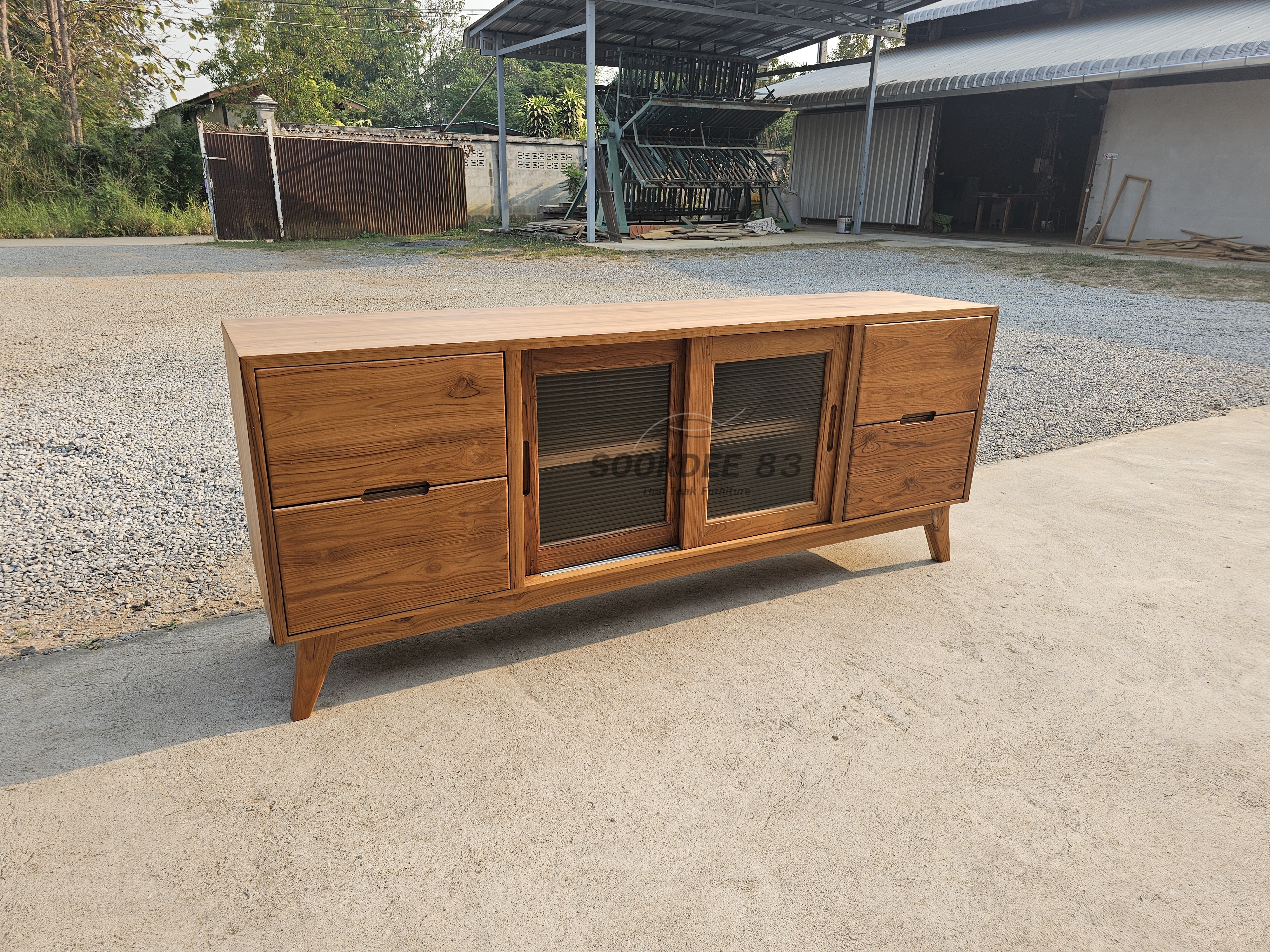 ไซด์บอร์ดวางทีวีบานกระจกลอน (สีสัก)