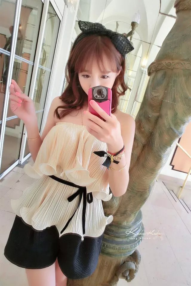 เสื้อเกาะอก ผ้าชีฟองอัดพลีตเล็กๆ สีครีม ส่งฟรี ems