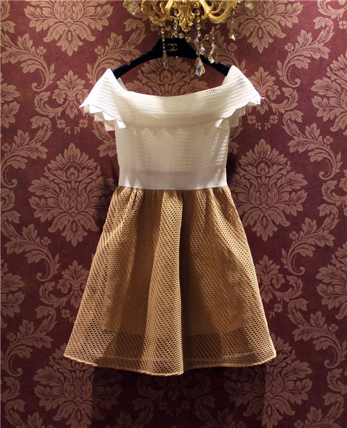 เดรสเกาะอกผ้าถัก ตัวเสื้อสีขาว เกาะอก คล้องมาที่แขน ส่งฟรี ems