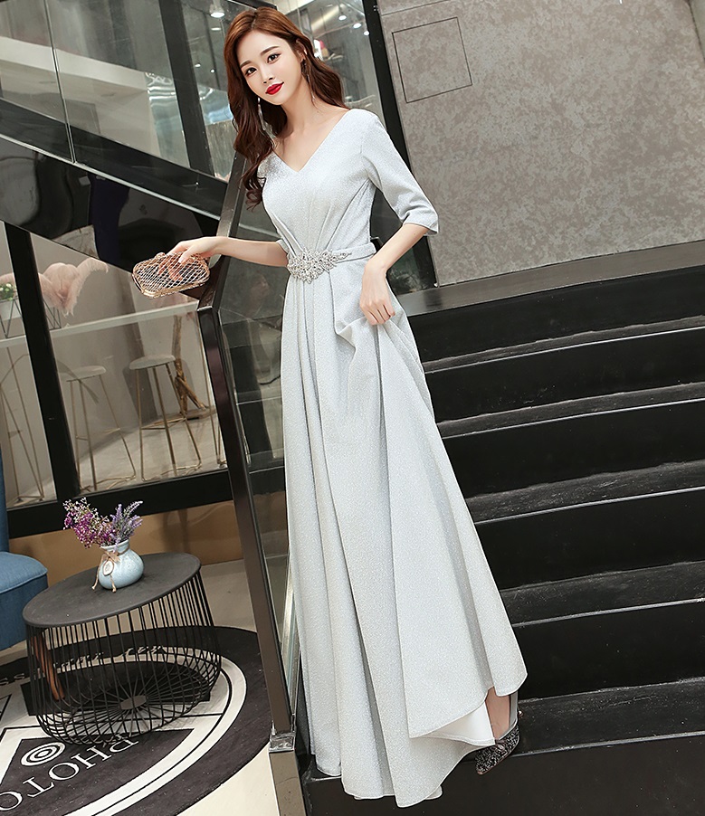 ชุดราตรียาวสีเงิน ผ้ากลิสเตอร์สะท้อนแสงระยิบระยับสวยมากๆๆค่ะ ส่งฟรี