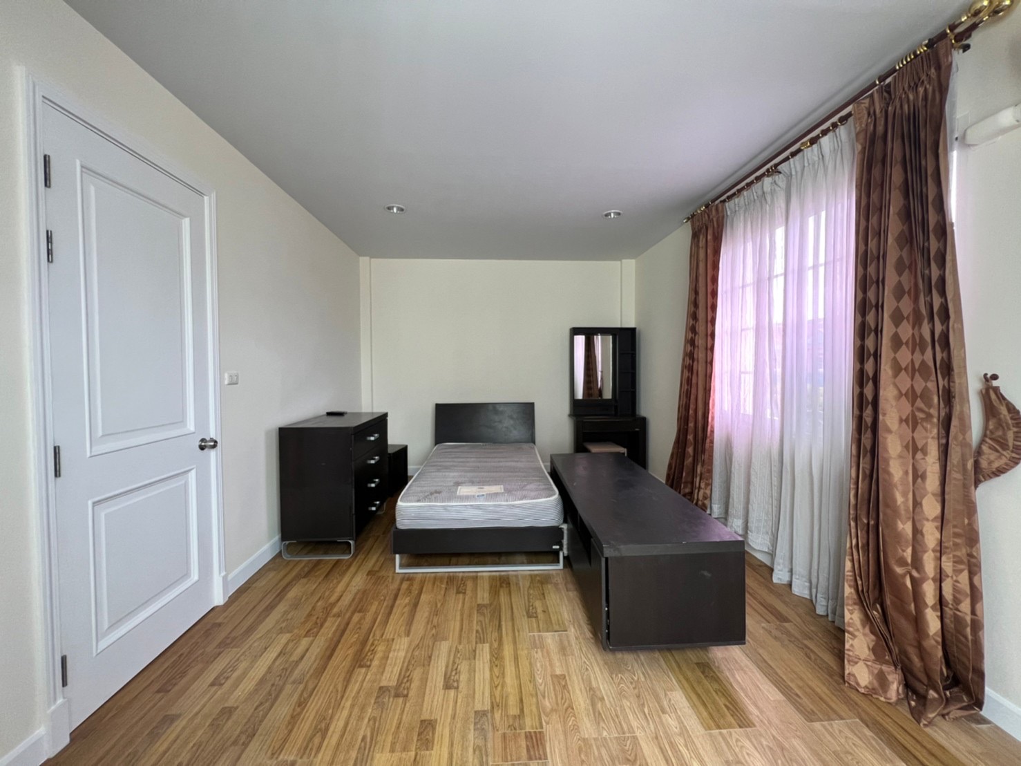 ให้เช่า โฮมออฟฟิศ สูง 4 ชั้น เพียง 31,000 บาท โครงการ Plus Park Avenue Lasalle-Srinagarindra