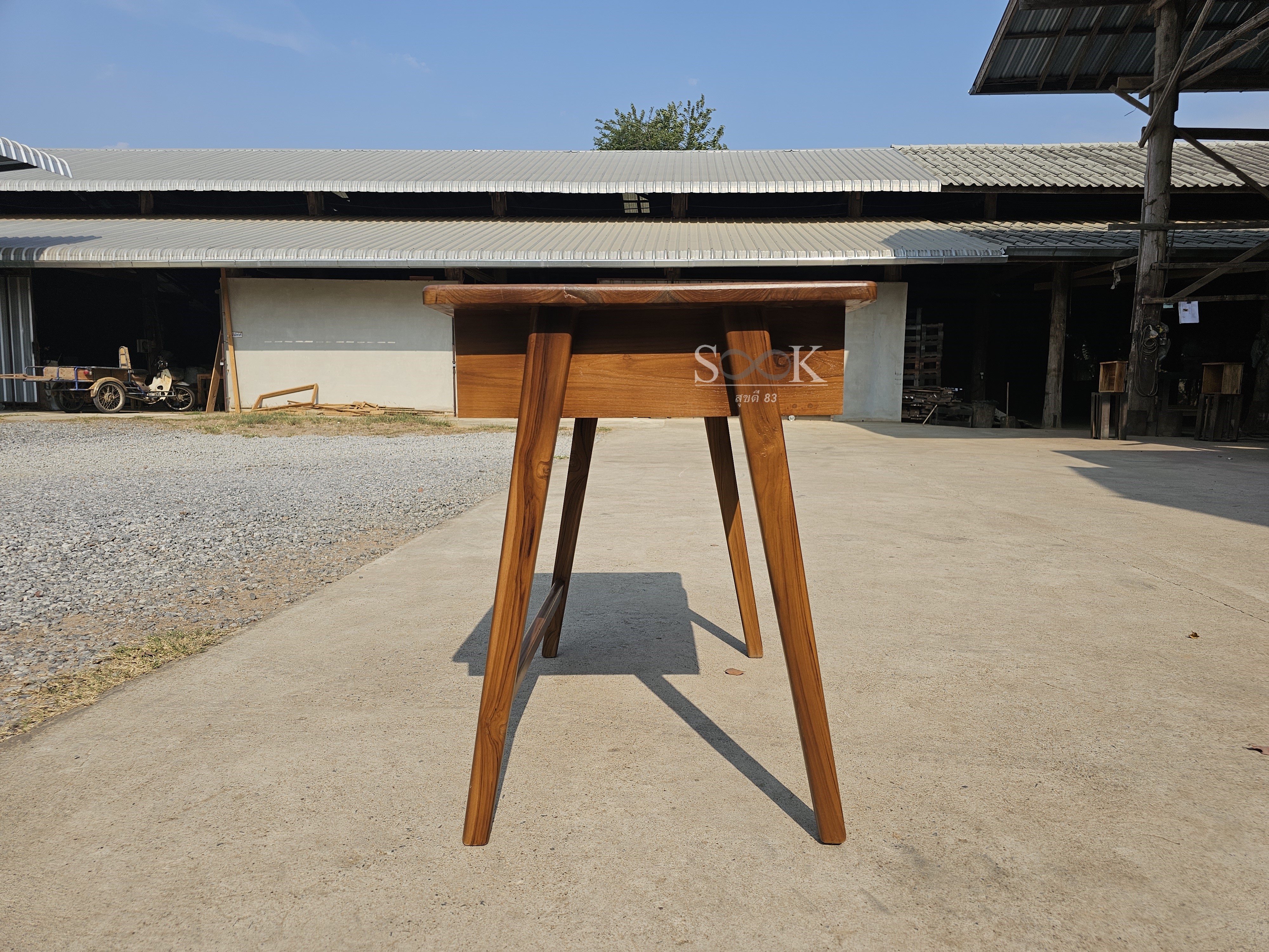 โต๊ะเขียนหนังสือมินิมอล