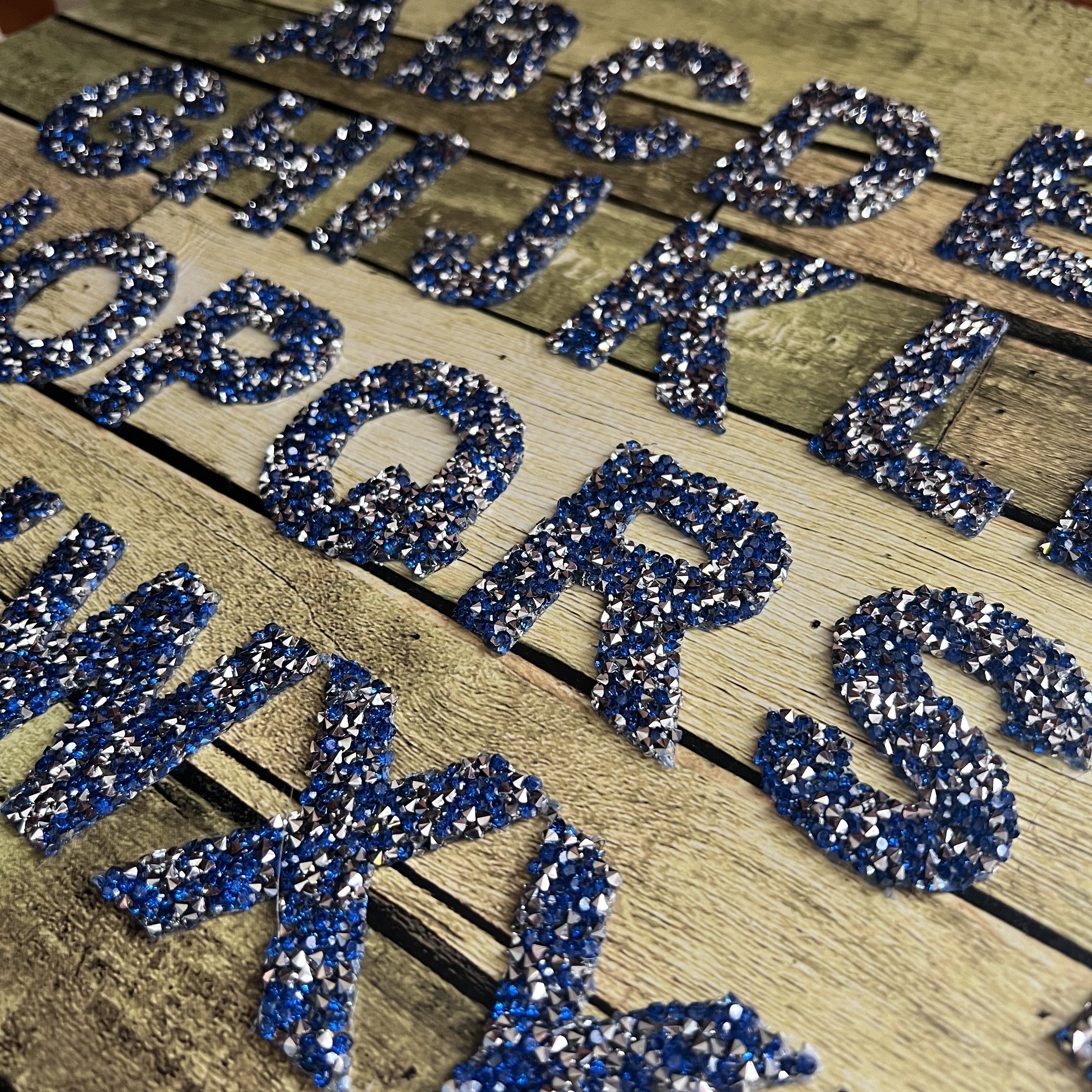 ตัวอักษร เพชรวิบวับ คริสตัล ตัวรีดติดเสื้อ ตัวรีด ติดกระเป๋า ติดหมวก ติดแจ๊คเก็ต อักษรภาษาอังกฤษ Alphabet Patch