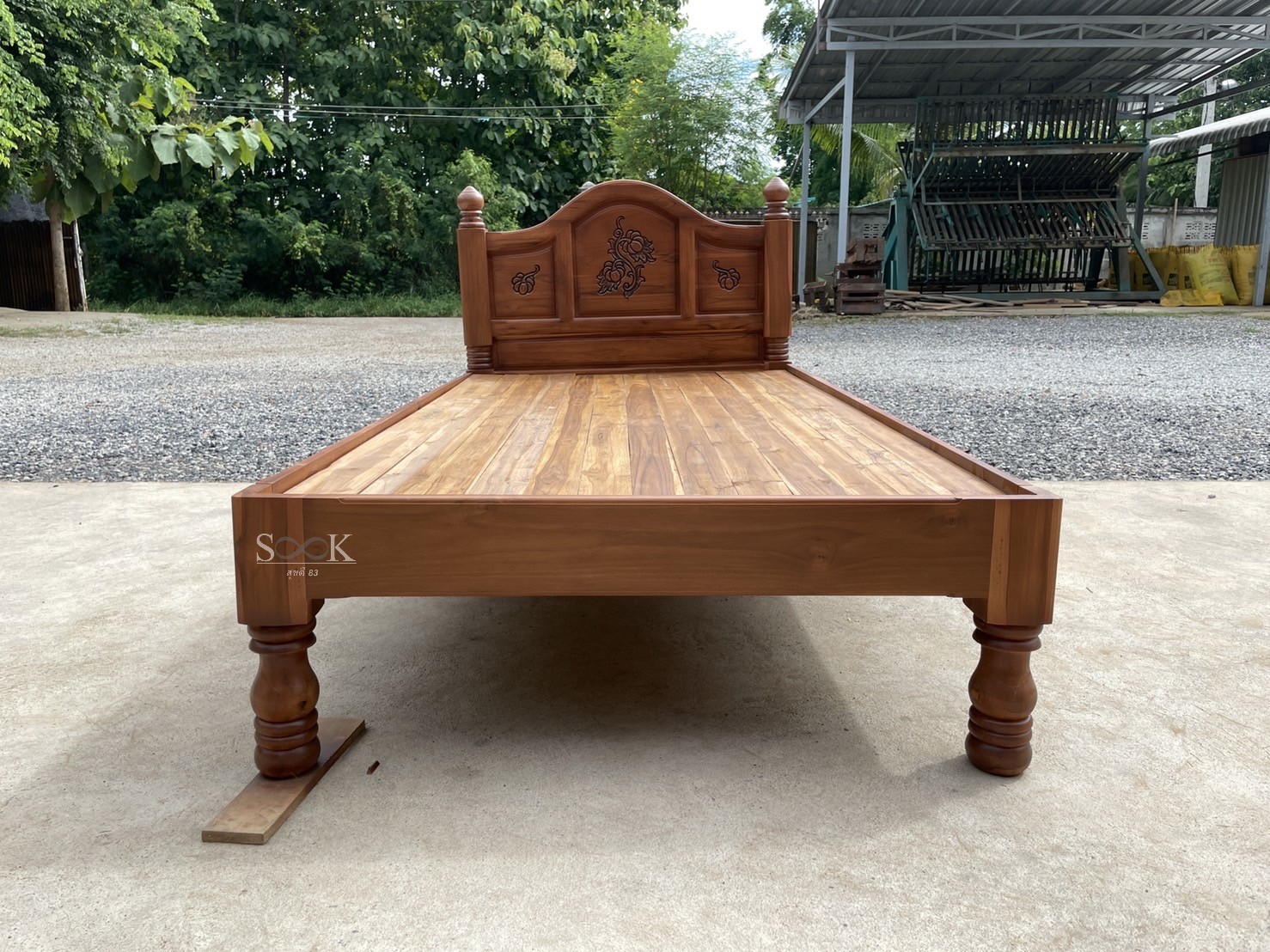 เตียงหัวโค้งแกะลายท้ายโล้น