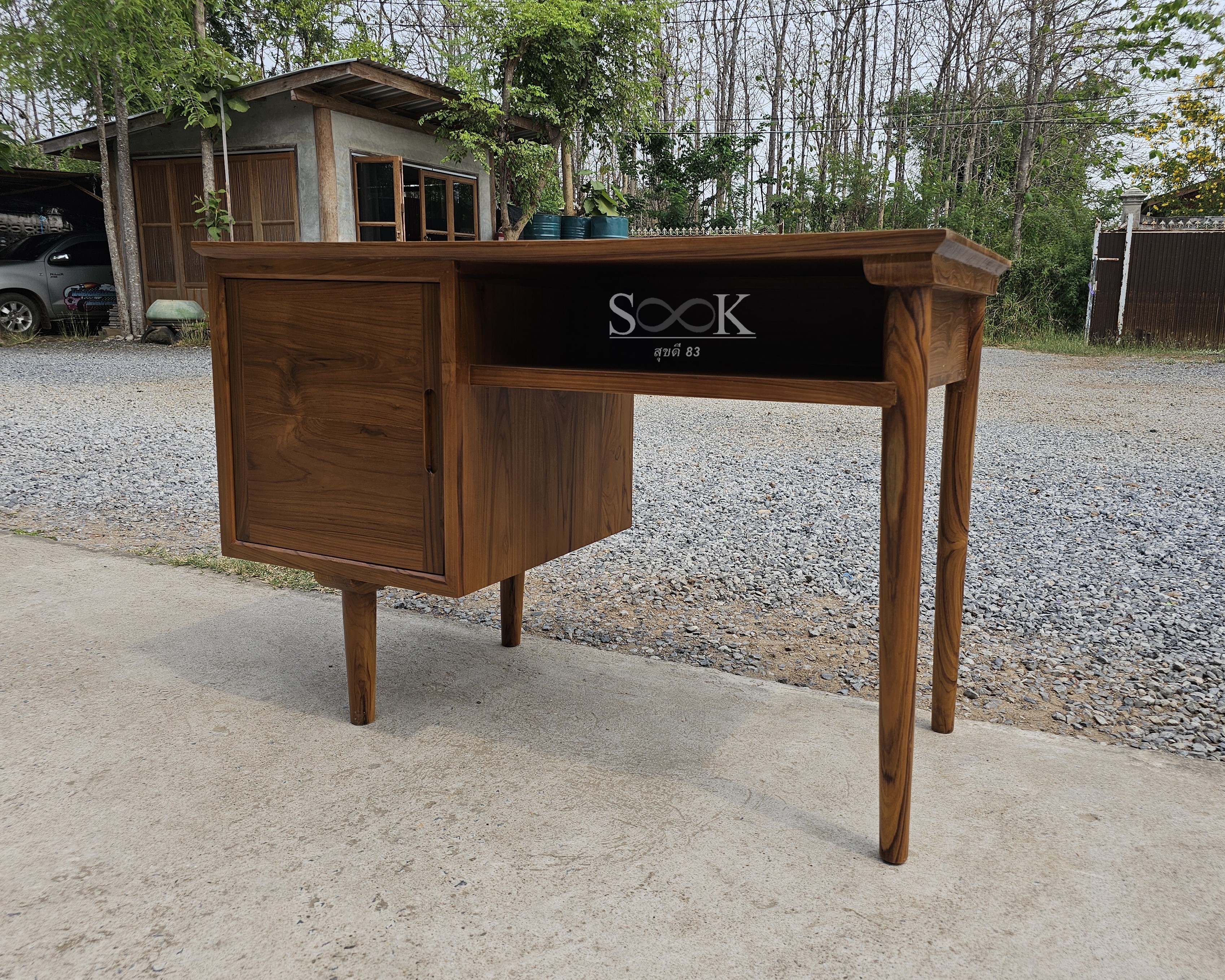 โต๊ะนักเรียนเขียนหนังสือ