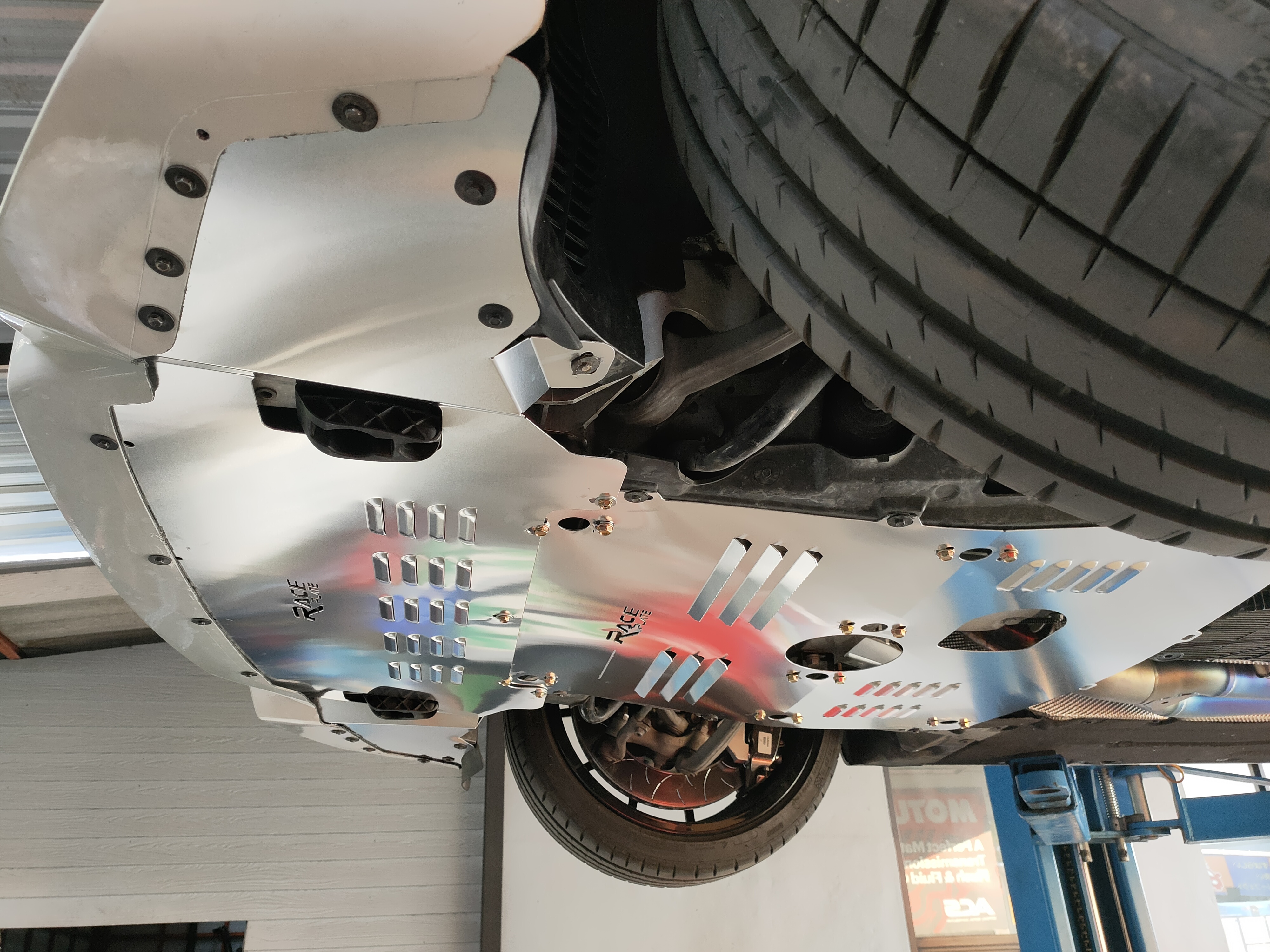 แผ่นปิดใต้ห้องเครื่อง แผ่นปิดใต้กันชนอลูมิเนียม BMW M2 Raceplate_Undertray