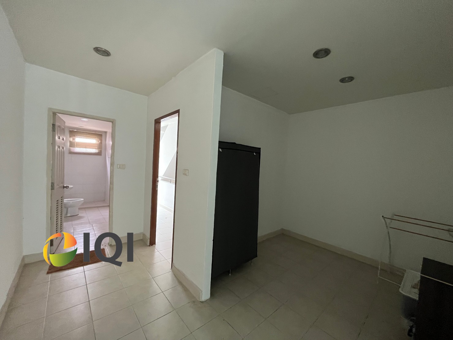 ขาย อาคารพาณิชย์ 3.5 ชั้น The Village ปัญญา-รามอินทรา