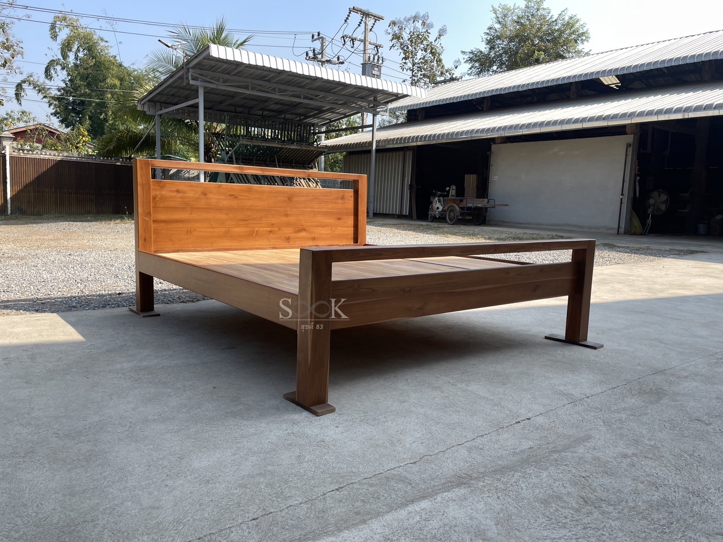 เตียงโมเดิร์นประดับช่องพื้นโล่ง