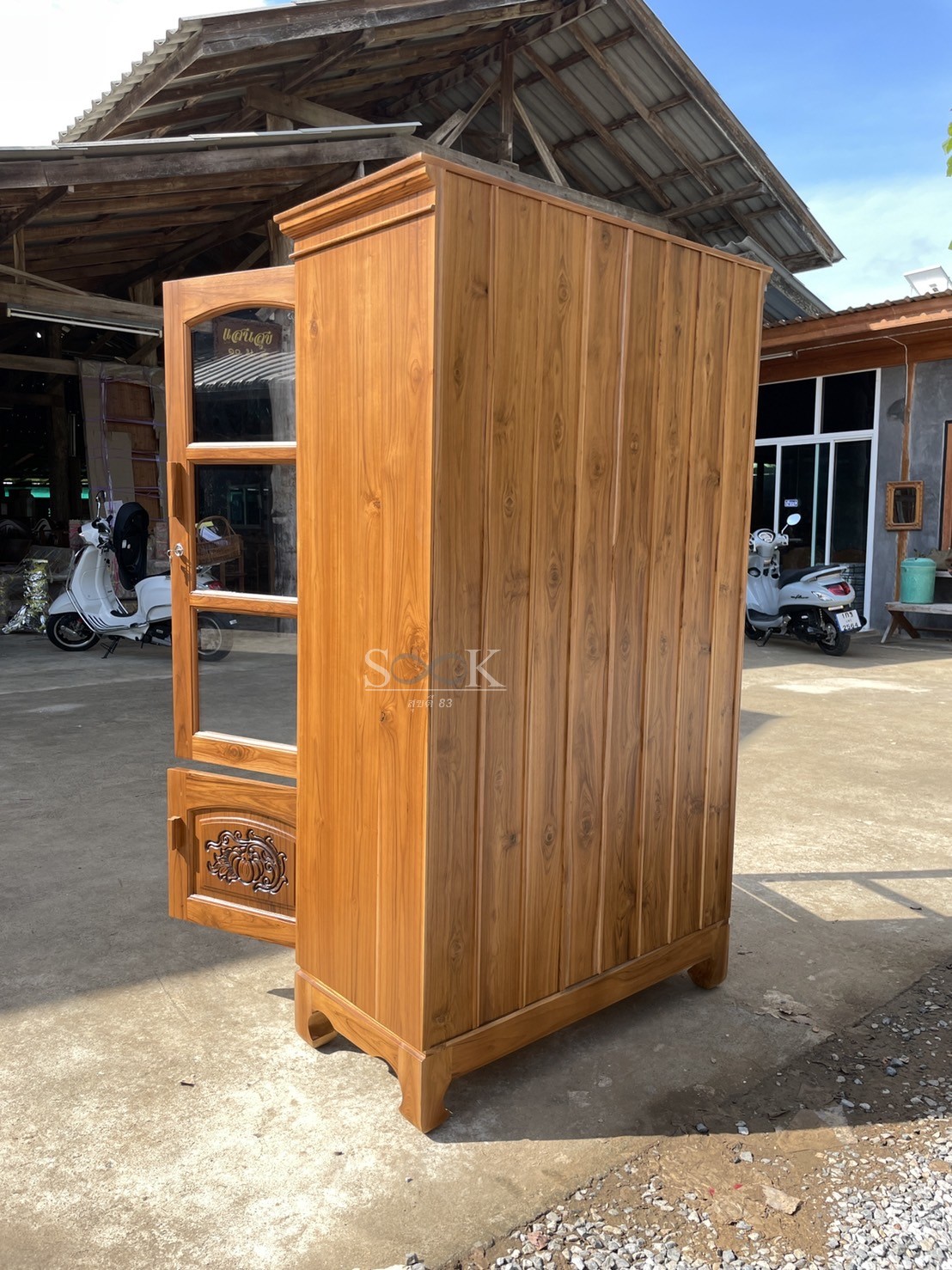 ตู้โชว์บานแกะลาย