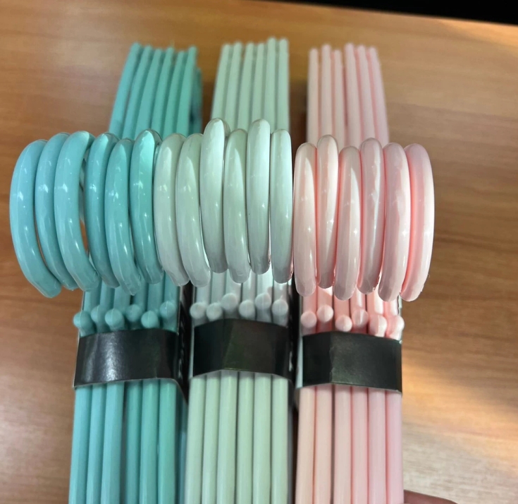 Figure (6 ชิ้น) ไม้แขวนเสื้อพลาสติกสีพาสเทล ทำจากพลาสติกอย่างดี