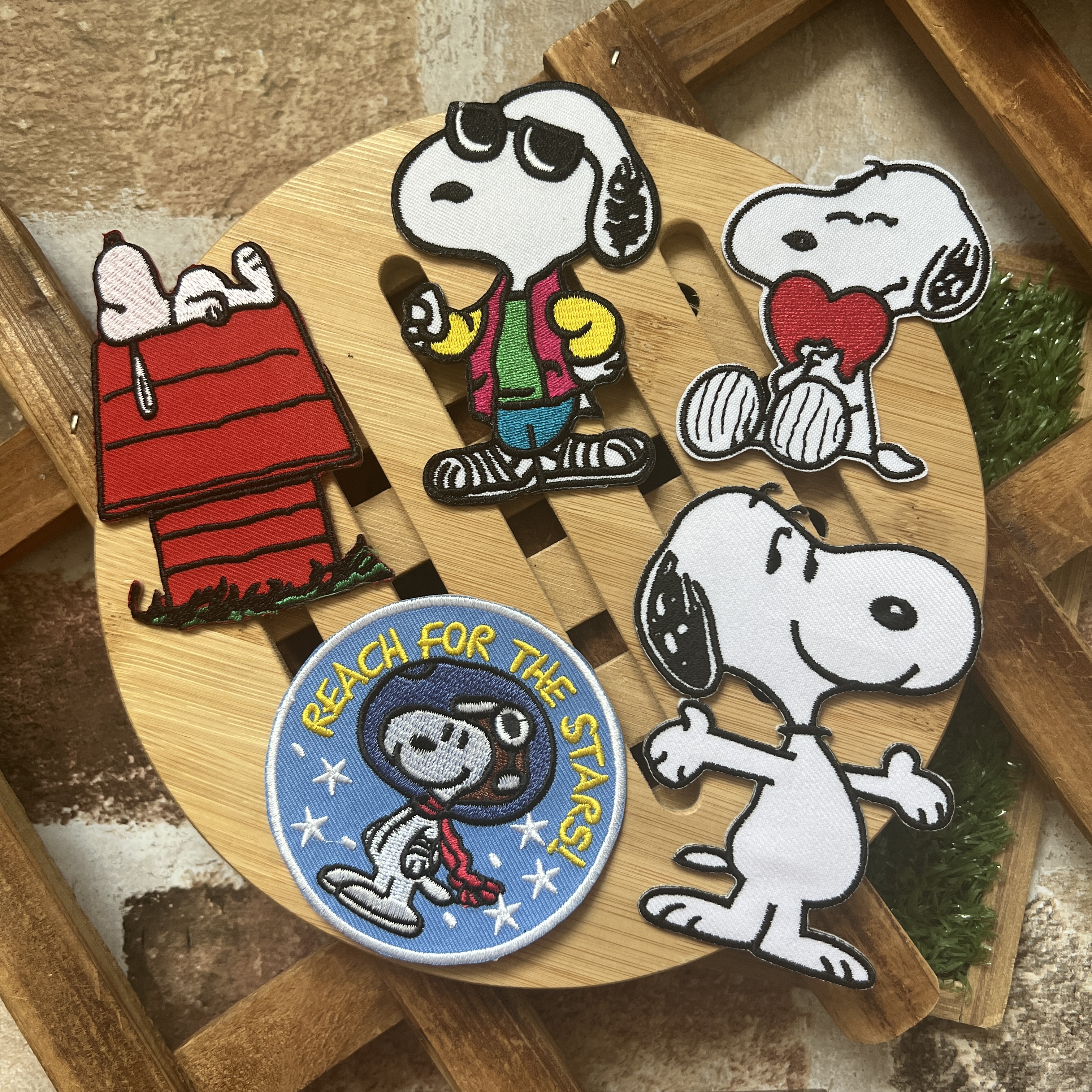 สนูปปี้ Snoopy ตัวรีดติดเสื้อ อาร์มรีด อาร์มปัก ตกแต่งเสื้อผ้า หมวก กระเป๋า แจ๊คเก็ตยีนส์ Cute Embroidered Iron on Patch