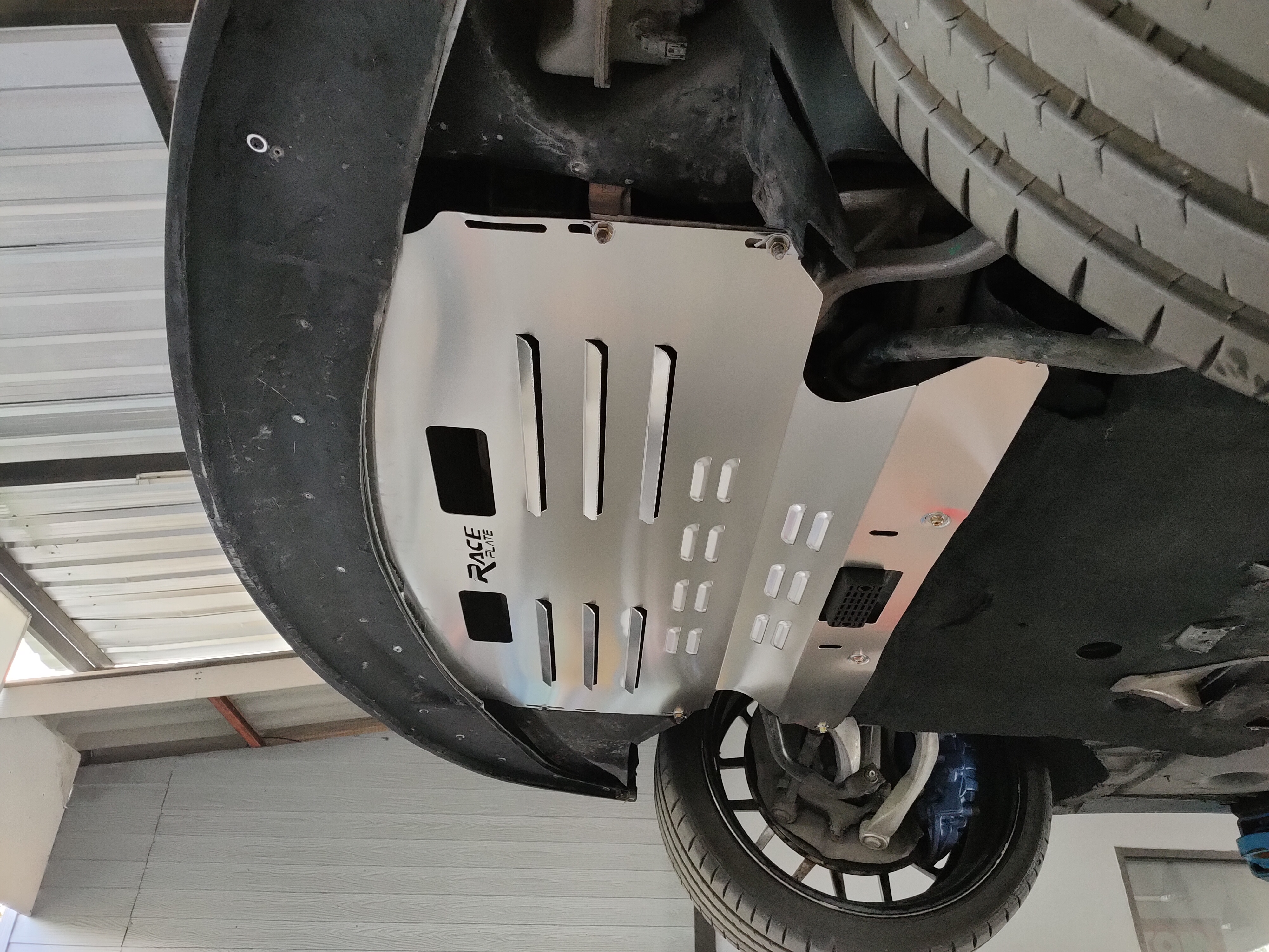 แผ่นปิดใต้ห้องเครื่องอลูมิเนียม BMW E60, E63 Raceplate_Undertray