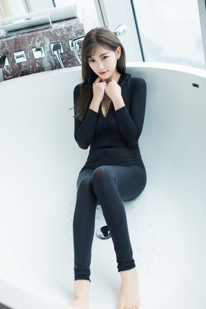 L182 ชุดจั๊มสูท บอดี้สูทใส่เต็มตัว ชุดรัดรูปเซ็กซี่มาในแบบจั๊มสูทแขนยาวผ้ายืดเนื้อบางนิ่ม ด้านหน้าเป็นซิปรูดได้ตั่งแต่คอถึงบั้นท้าย(ระบบ2หัวซิปคุมหน้า-หลัง) สินค้าตามรูปเลยค่ะ