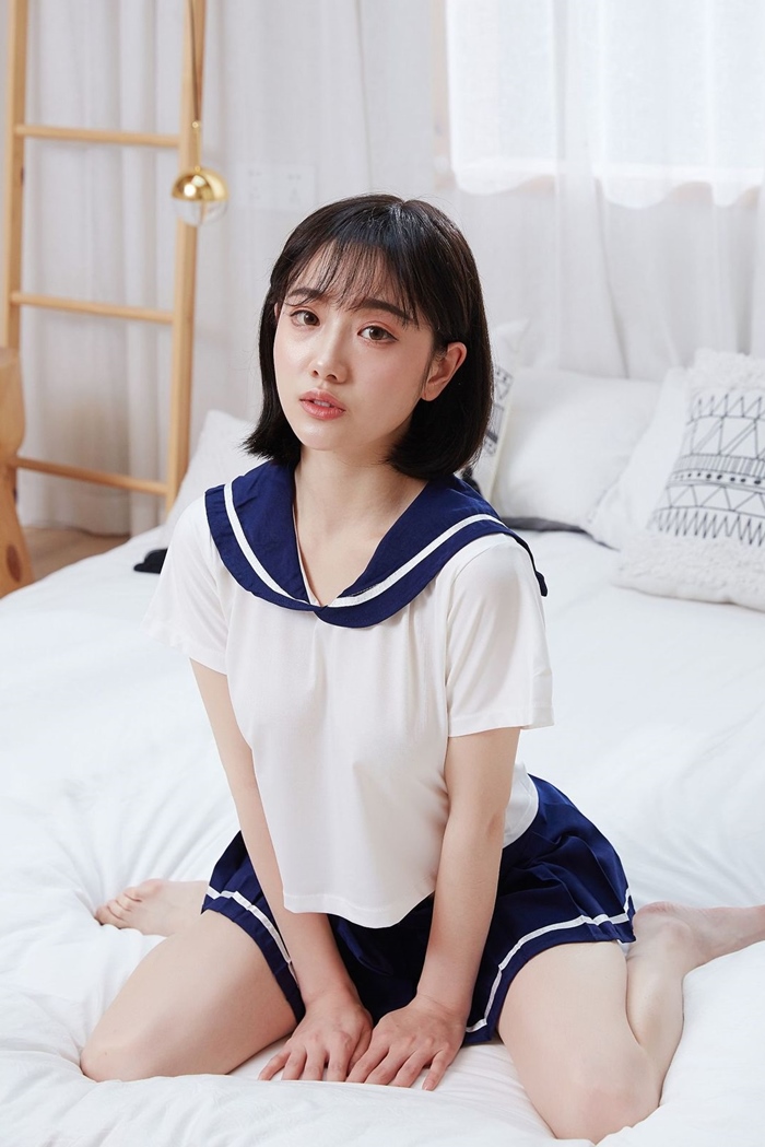 C2024 ชุดนักเรียนญี่ปุ่นเซ็กซี่ ชุดคอสเพลย์อีโรติกมาในแบบชุดนักเรียนญี่ปุ่น ประกอบด้วยเสื้อยืดแขนสั้นผ้ายืดมาพร้อมกับโบว์คล้องคอแบบติดเข็มกลัด กระโปรงบานสั้นผ้าไม่ยืดใช้ติดแบบตีนตุ๊กแกตามรูปถ่ายสินค้าจริงเลยค่ะ ***ไม่มีถุงเท้า