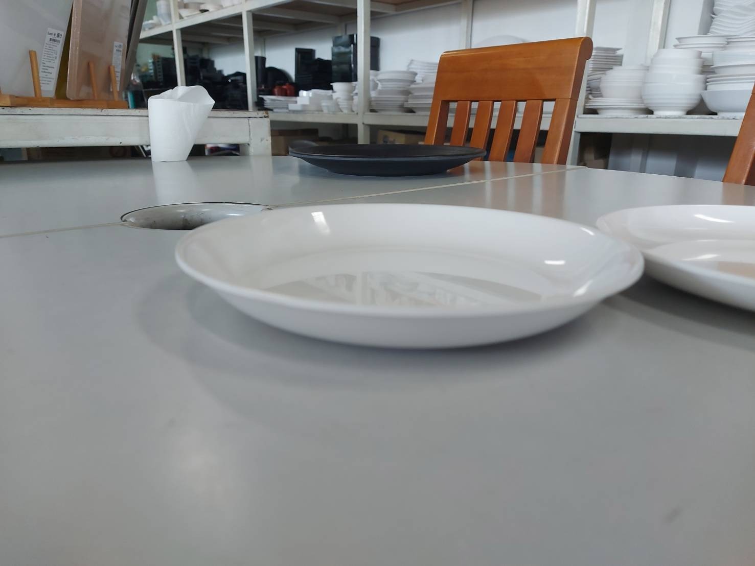 จานเมลามีนกลมสีพื้น ลึก ทรงใบบัว 9 นิ้ว 23x23x3 cm. สีขาว ตรา SB