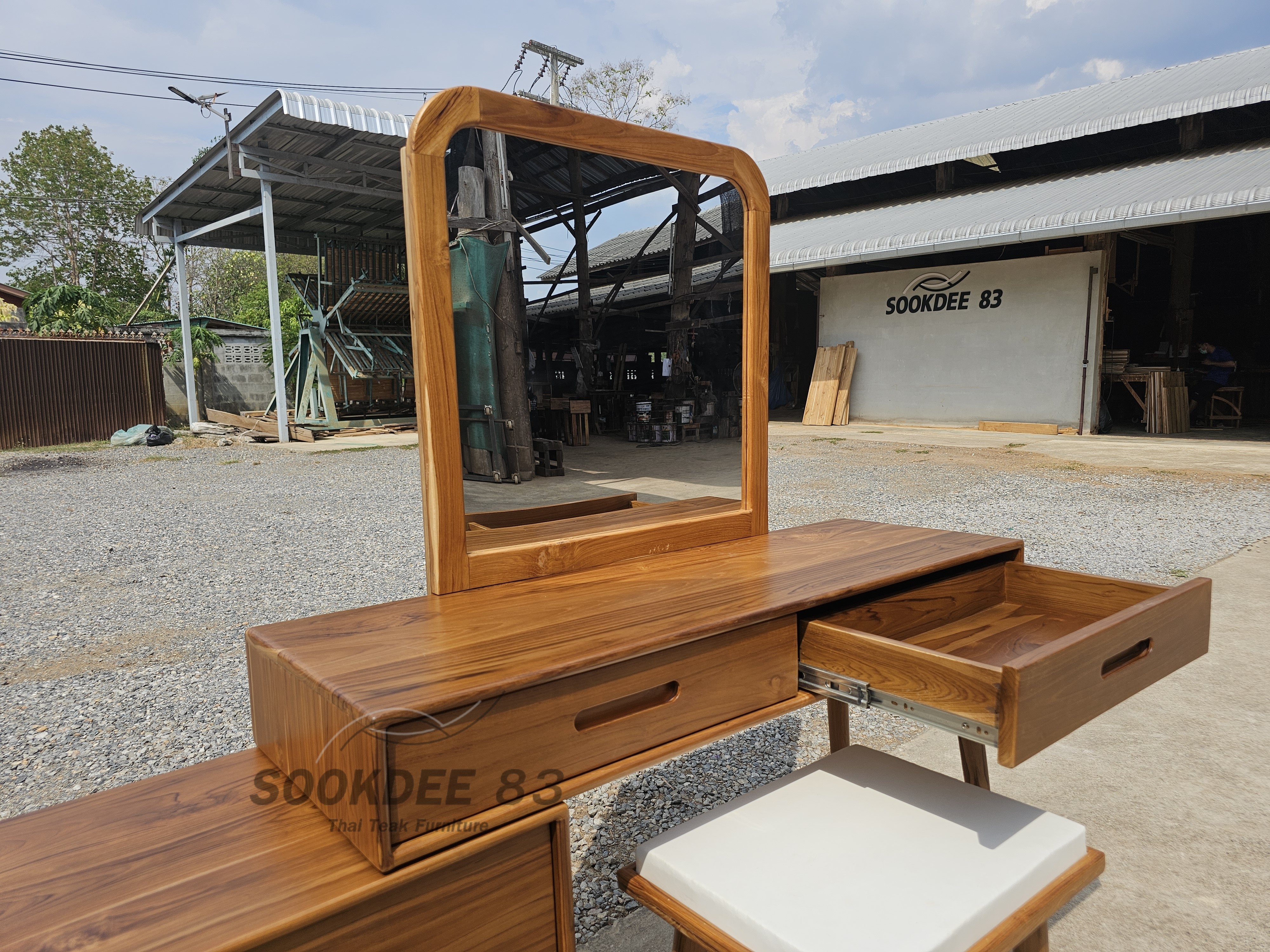 โต๊ะเครื่องแป้งมินิมอลโมเดิร์นผสมตู้ลิ้นชัก