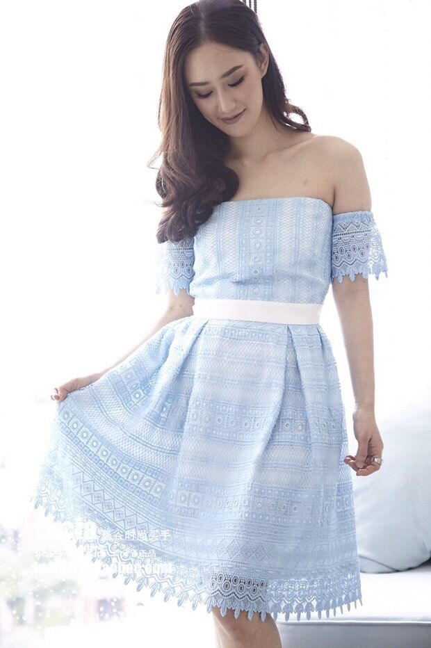 ชุดเดรสออกงานสีฟ้าเปิดไหล่ ส่งฟรี ems