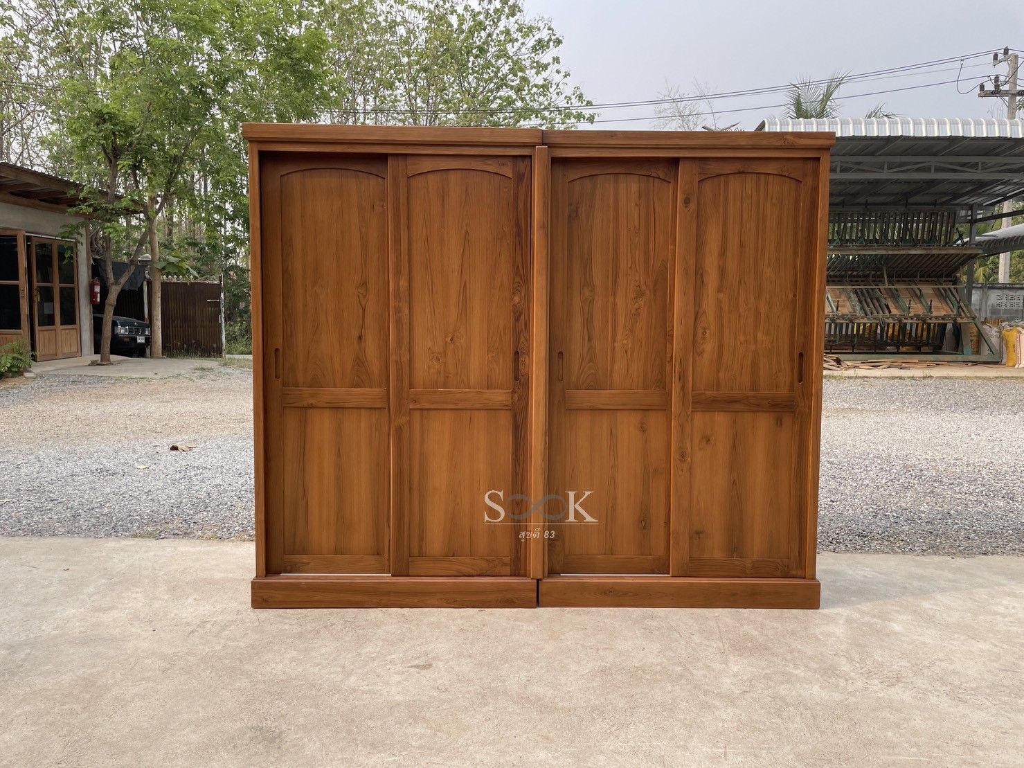 ตู้เสื้อผ้าบานเลื่อนประกบหลุมโค้ง