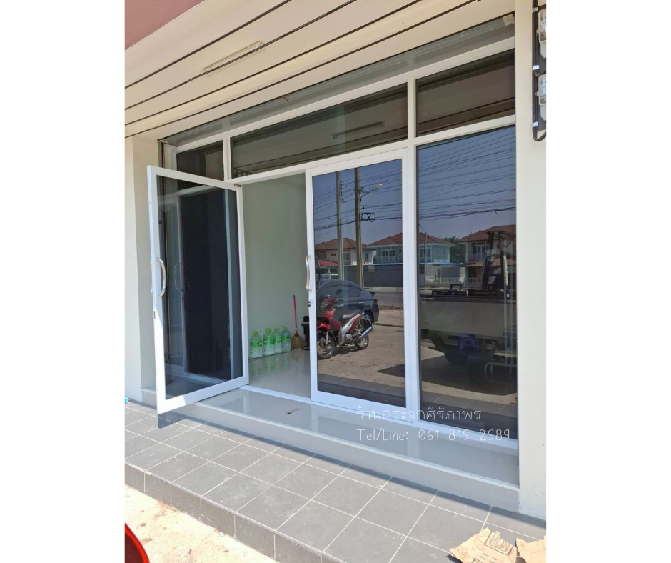 กั้นกระจกหน้าร้าน