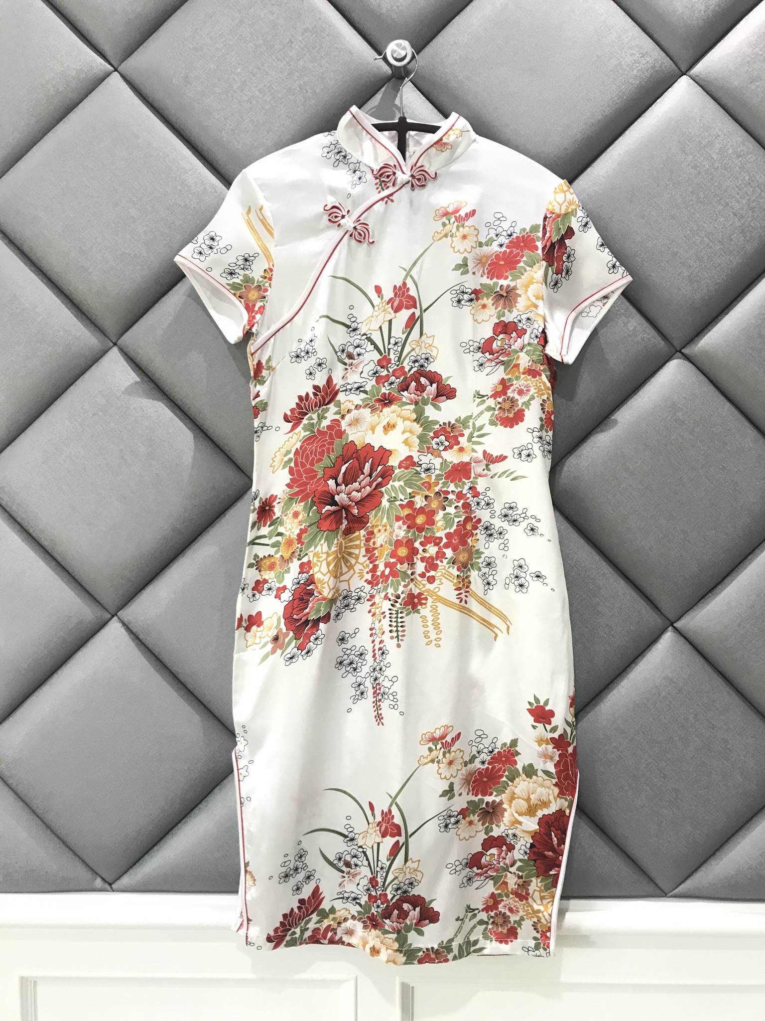 กี่เพ้าสั้นสีขาว พิมพ์ลายดอกโบตั๋น ส่งฟรี ems