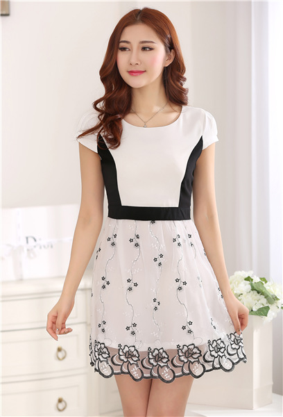 ชุดเดรสผ้าชีฟองตัวเสื้อสีทูโทนขาวดำ กระโปรงผ้าไหมแก้ว ส่งฟรี ems