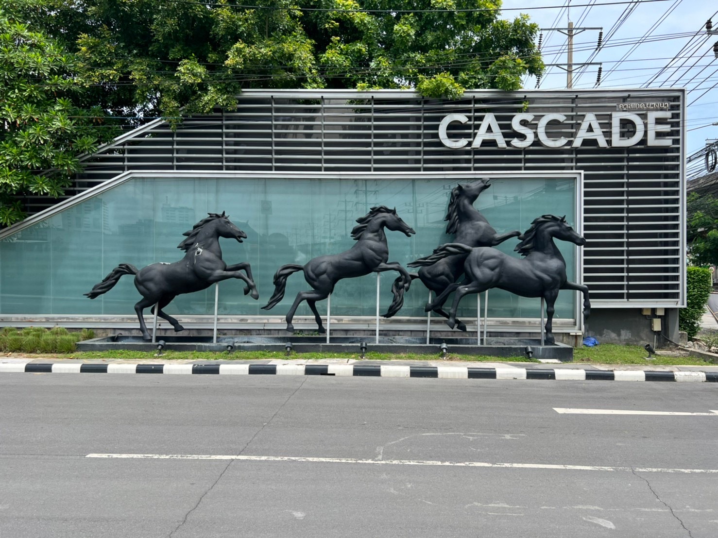 ขายโฮมออฟฟิศ สูง 3 ชั้นครึ่ง 2 คูหา หลังมุม ในโครงการ Cascade Bangna บนทำเล ถนน บางนา-ตราด กม.5 ขาเข้าถนนสุขุมวิท