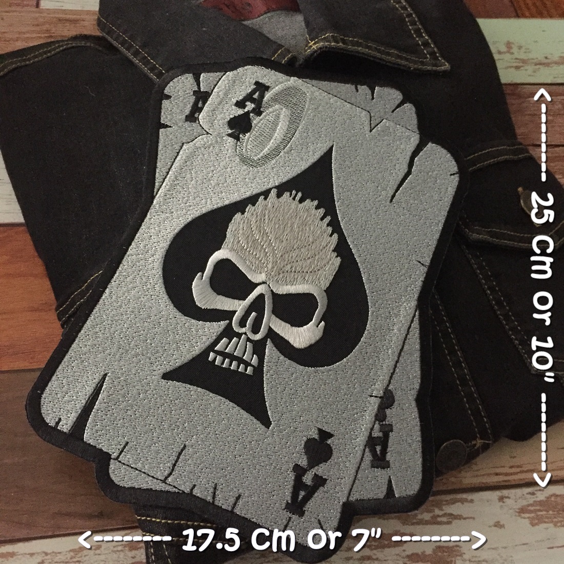 ไพ่กะโหลก Spade ตัวรีดติดเสื้อ อาร์มรีด อาร์มปัก ตกแต่งเสื้อผ้า หมวก กระเป๋า แจ๊คเก็ตยีนส์ Embroidered Iron on Patch ขนาดใหญ่