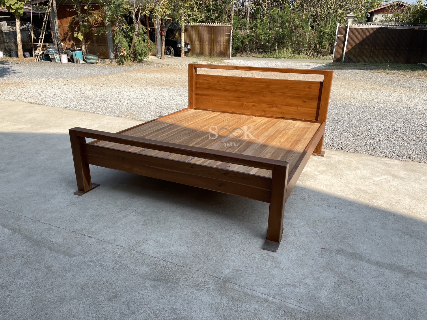 เตียงโมเดิร์นประดับช่องพื้นโล่ง