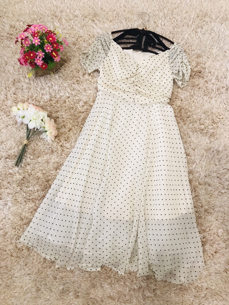 ชุดเดรสสีครีม ผ้าชีฟองเนื้อดี ลายจุดสีดำเล็กๆๆ ส่งฟรี ems