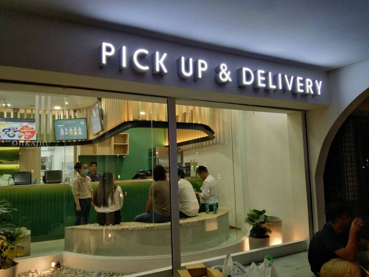 งานผลิตและติดตั้งป้ายกล่องไฟออกหน้า PICK UP & DELIVERY
