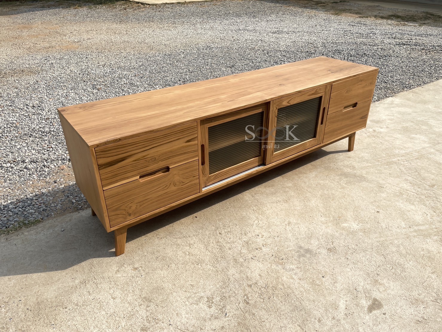 ไซด์บอร์ดวางทีวีบานกระจกลอน (สีสัก)