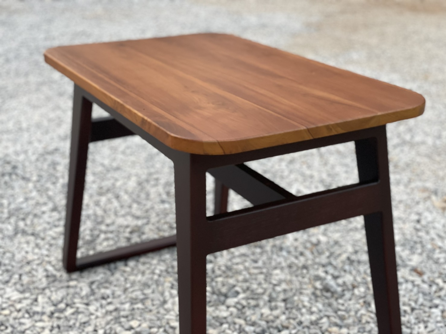 โต๊ะกลางขายูเฉียง (สีสัก)