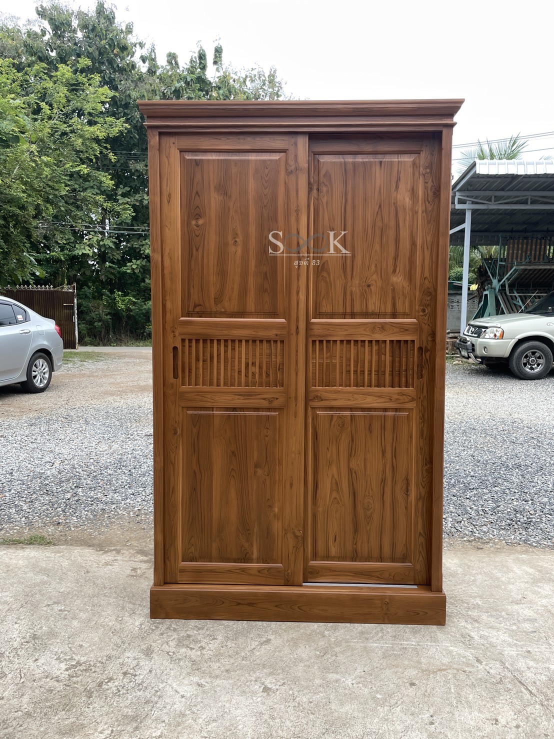 ตู้เสื้อผ้าบานเต้าตรงซี่กลางมีชั้นพับผ้า