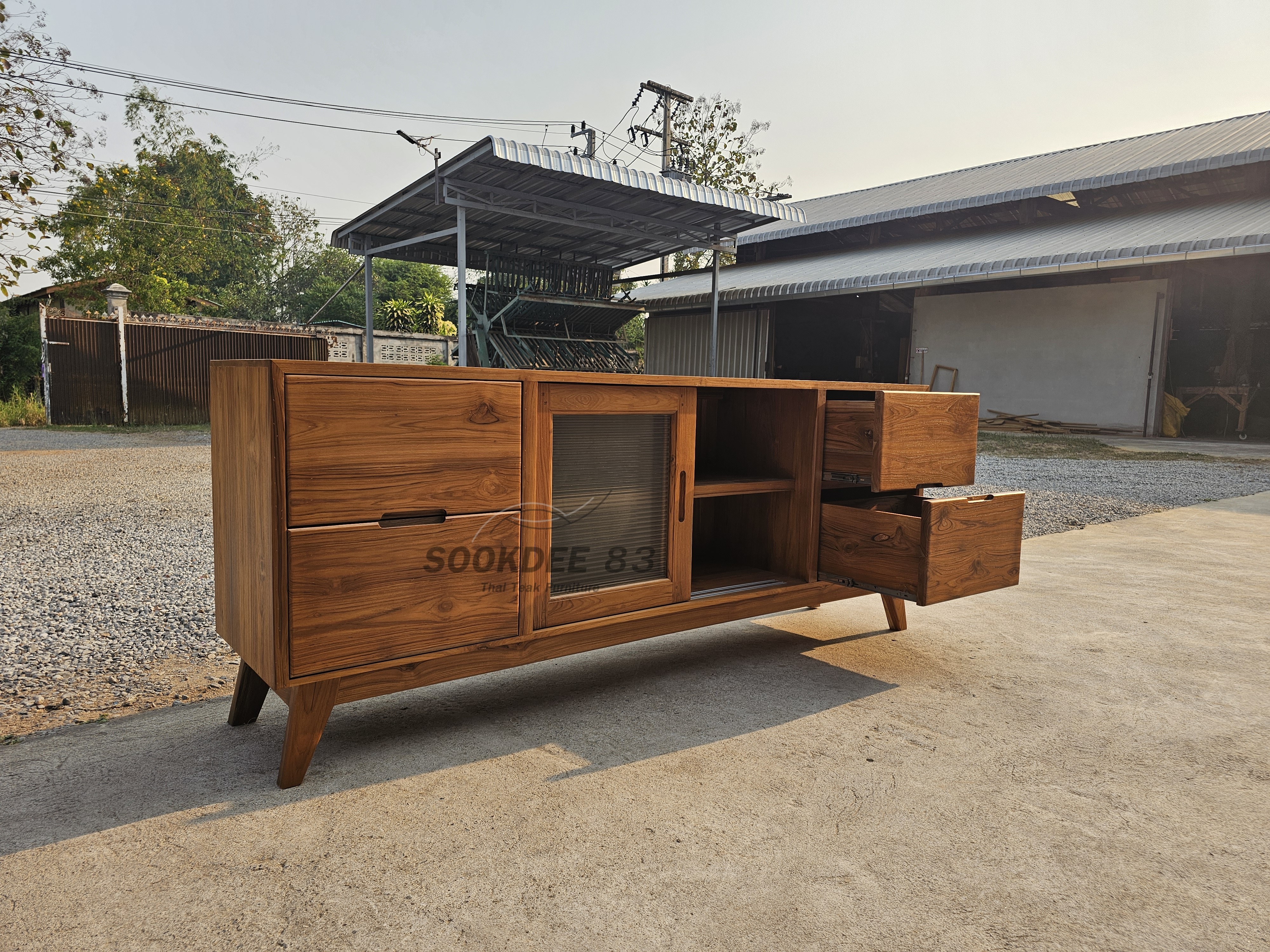 ไซด์บอร์ดวางทีวีบานกระจกลอน (สีสัก)