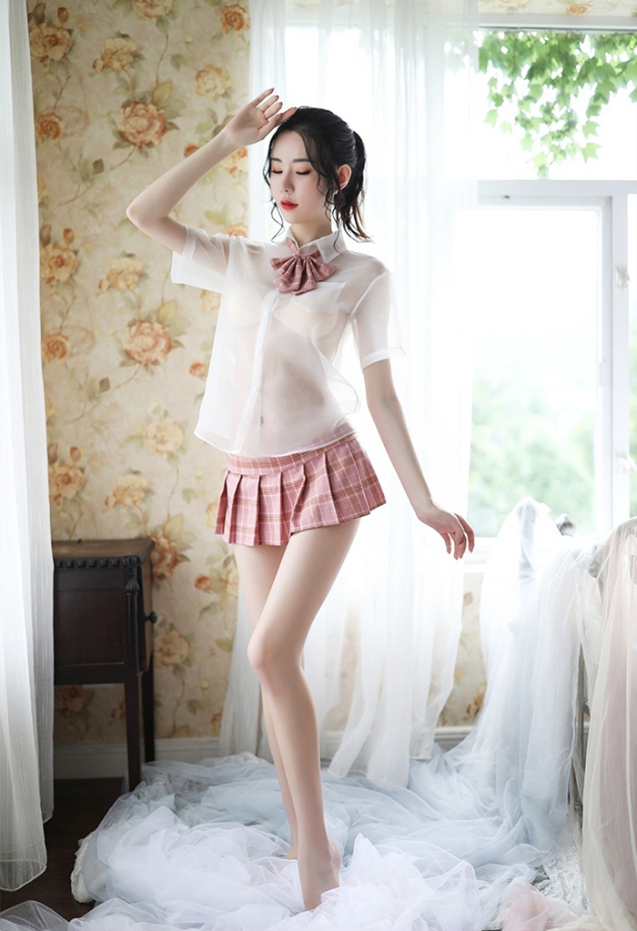 C2023 ชุดนักเรียนญี่ปุ่นเซ็กซี่ ชุดคอสเพลย์อีโรติกมาในแบบชุดนักเรียน ตัวเสื้อเป็นเชิ้ตแขนสั้นผ้าโปร่งแสงมาพร้อมกับโบว์คล้องคอ กระโปรงสั้นลายสก็อตแบบตีนตุ๊กแกตามรูปถ่ายสินค้าจริง (Feeetmoi) ***ไม่มีถุงน่อง