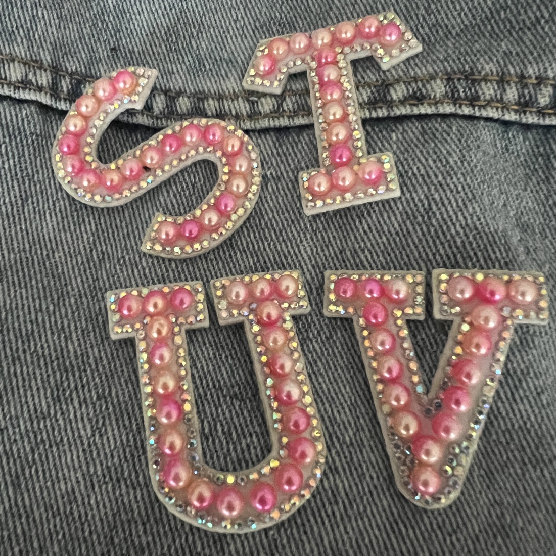 ตัวอักษร มุกชมพู พาสเทล ล้อมคริสตัล ตัวรีดติดเสื้อ ตัวรีด ติดกระเป๋า ติดหมวก ติดแจ๊คเก็ต อักษรภาษาอังกฤษ Alphabet Patch