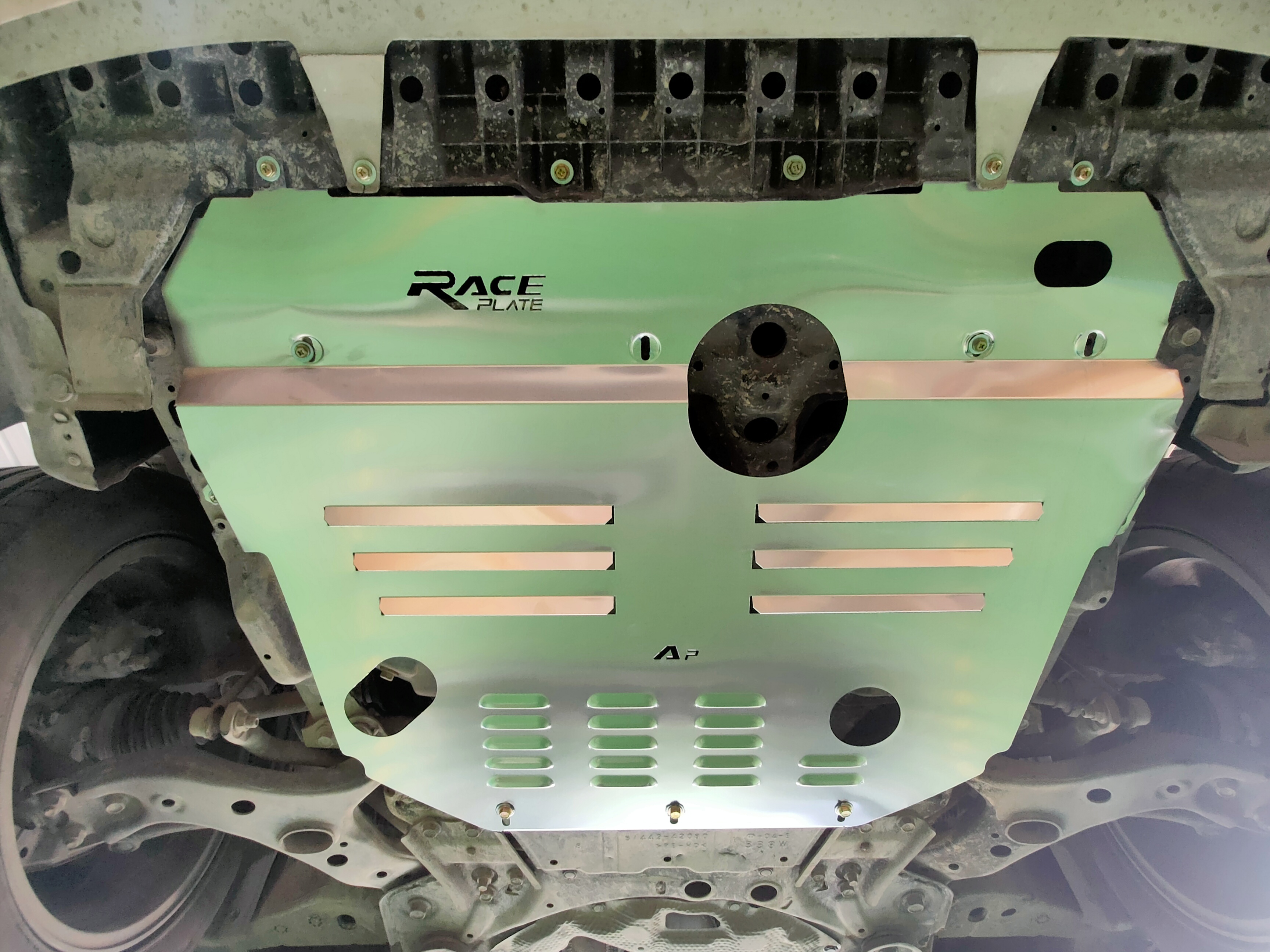 แผ่นปิดใต้ห้องเครื่องอลูมิเนียม Toyota Alphard 20 Raceplate_Undertray