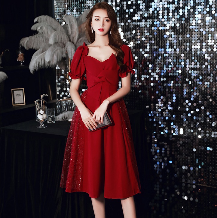 ชุดเดรสสีแดง ดีไซน์สวยเก๋ที่หน้าอกเสื้อและกระโปรง ส่งฟรี