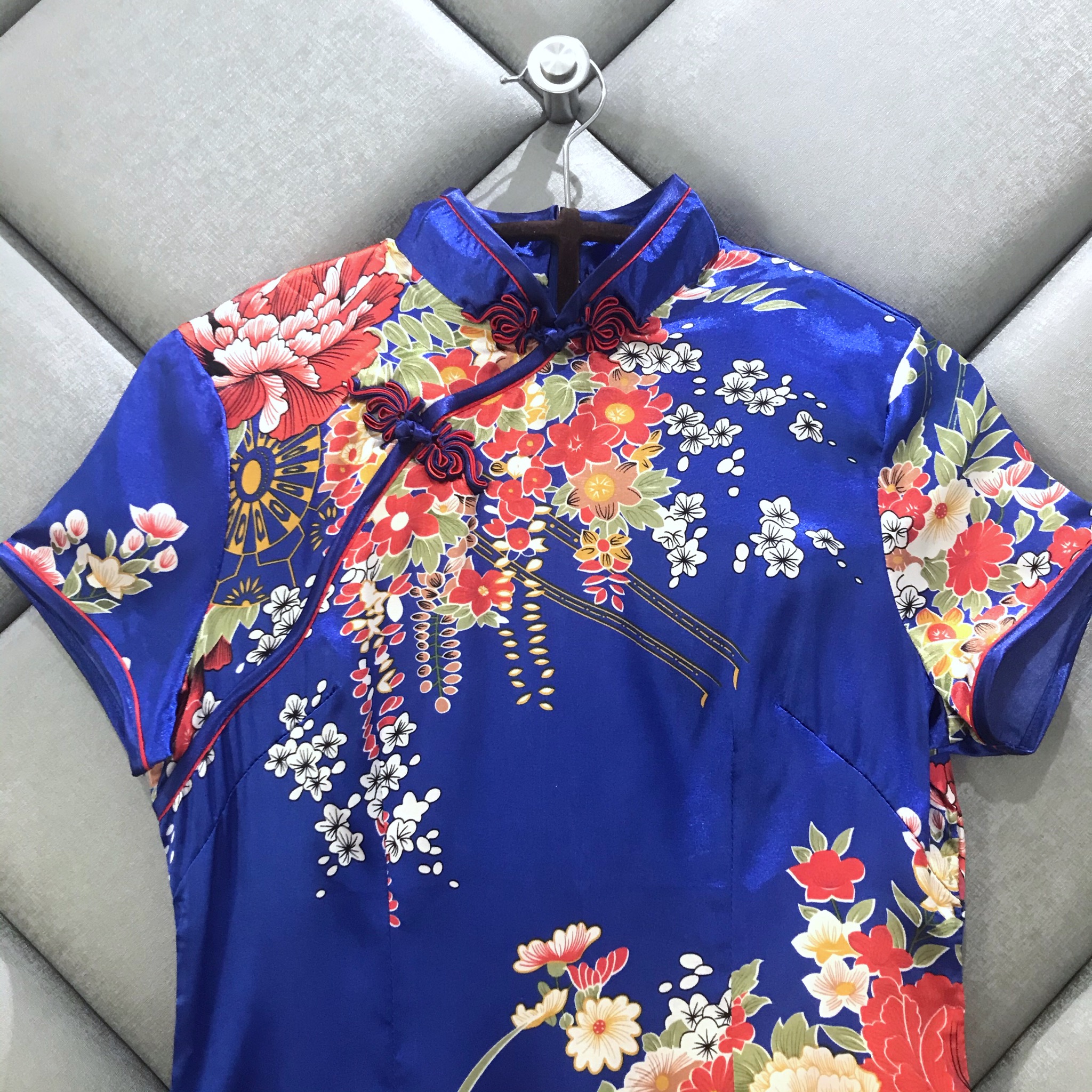 กี่เพ้าสั้นสีน้ำเงิน พิมพ์ลายดอกโบตั๋น ส่งฟรี ems